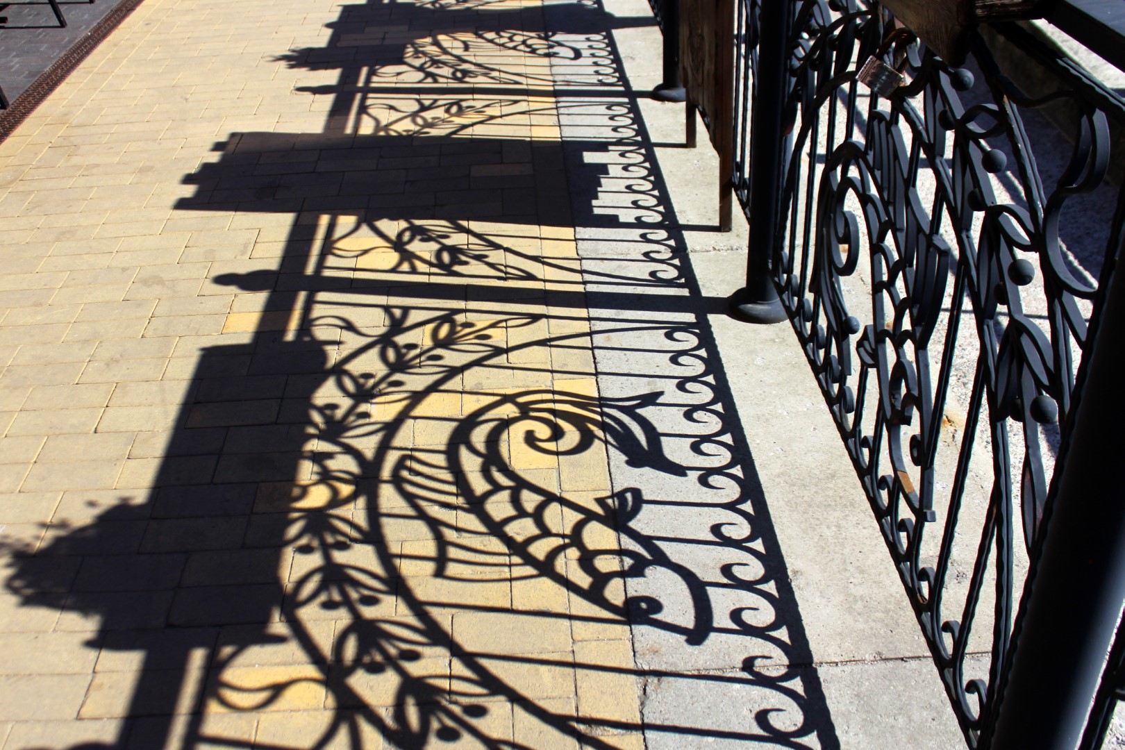 image of fence created by waterjet cutting for custom metalwork